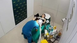 破解美容院监控摄像头偷拍 白肤美少妇准备做阴道乳房整容男医生给她弄阴道她表情非常开心的笑了 截图5