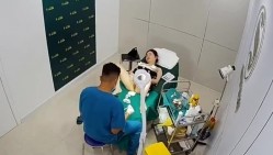 破解美容院监控摄像头偷拍 白肤美少妇准备做阴道乳房整容男医生给她弄阴道她表情非常开心的笑了 截图6