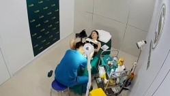 破解美容院监控摄像头偷拍 白肤美少妇准备做阴道乳房整容男医生给她弄阴道她表情非常开心的笑了 截图7