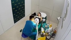 破解美容院监控摄像头偷拍 白肤美少妇准备做阴道乳房整容男医生给她弄阴道她表情非常开心的笑了 截图8