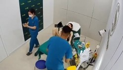 破解美容院监控摄像头偷拍 白肤美少妇准备做阴道乳房整容男医生给她弄阴道她表情非常开心的笑了 截图9