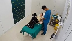 破解美容院监控摄像头偷拍 白肤美少妇准备做阴道乳房整容男医生给她弄阴道她表情非常开心的笑了 截图10