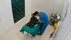 破解美容院监控摄像头偷拍 白肤美少妇准备做阴道乳房整容男医生给她弄阴道她表情非常开心的笑了 截图11