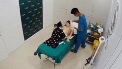 破解美容院监控摄像头偷拍 白肤美少妇准备做阴道乳房整容男医生给她弄阴道她表情非常开心的笑了 截图12