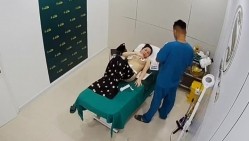 破解美容院监控摄像头偷拍 白肤美少妇准备做阴道乳房整容男医生给她弄阴道她表情非常开心的笑了 截图13