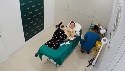 破解美容院监控摄像头偷拍 白肤美少妇准备做阴道乳房整容男医生给她弄阴道她表情非常开心的笑了 截图14