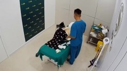 破解美容院监控摄像头偷拍 白肤美少妇准备做阴道乳房整容男医生给她弄阴道她表情非常开心的笑了 截图15