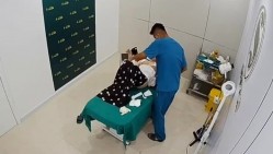 破解美容院监控摄像头偷拍 白肤美少妇准备做阴道乳房整容男医生给她弄阴道她表情非常开心的笑了 截图16