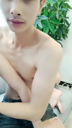 大二小骚逼被好闺蜜带出来伺候小哥啪啪，全程露脸口交舔逼，在沙发上被小哥打桩机式爆草抽插，射在小嘴里 截图5