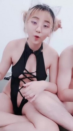 粉色头发卡哇伊越南眼镜妹子情趣装啪啪，上位骑坐晃动圆润大奶子，绑住双手扶着屁股抽插猛操，无毛逼逼 截图2