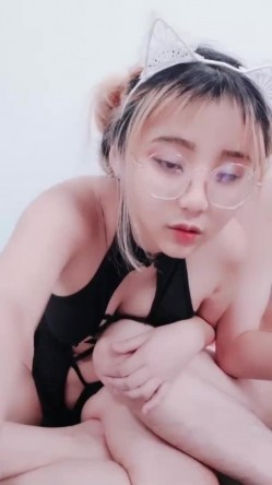粉色头发卡哇伊越南眼镜妹子情趣装啪啪，上位骑坐晃动圆润大奶子，绑住双手扶着屁股抽插猛操，无毛逼逼 截图3