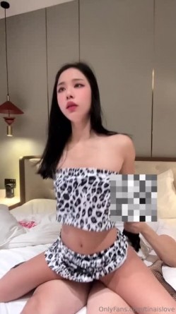 顶级网红御姐『Tinaislove』下海沦为财阀母狗 各种角度露脸展示 情趣制服各种姿势3p猛干 截图14