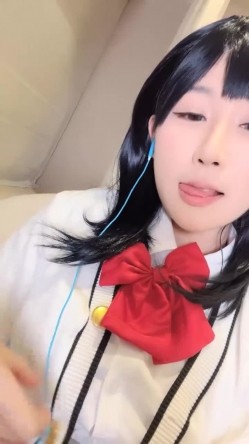 【京鱼儿】19岁童颜巨乳少女 各种服装 道具自慰 20小时，超大合集 截图1