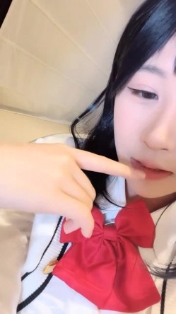 【京鱼儿】19岁童颜巨乳少女 各种服装 道具自慰 20小时，超大合集 截图10