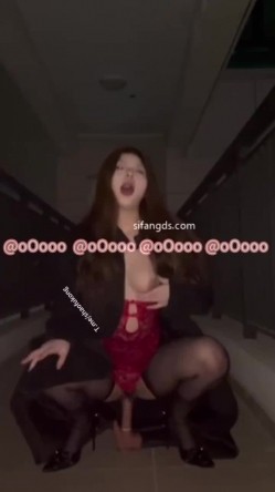露脸大奶反差母狗【oOooo】用精液灌满黑丝兔女郎 所有的精液 我全都要 射我B里，后入顶得最深了 截图3