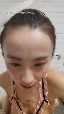 大表姐：这是我昨天被剃了毛的逼，今天不喝尿了只撒尿，我是骚母狗臭婊子贱货哈哈哈，太大了艹起来疼，我最多就碰到17厘米 截图4