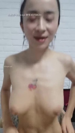 大表姐：这是我昨天被剃了毛的逼，今天不喝尿了只撒尿，我是骚母狗臭婊子贱货哈哈哈，太大了艹起来疼，我最多就碰到17厘米 截图9