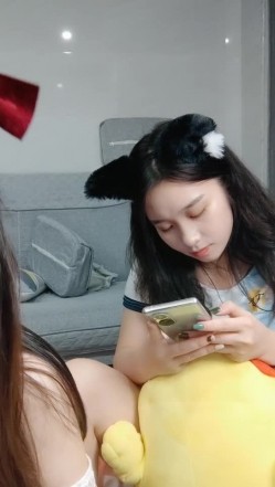 极品高颜冷艳御姐，反差小妈感女主播「金刚护撸娃」「小奶猫」密码房激情淫语撩骚，和姐妹下海大秀，互舔互口假鸡巴互插 截图1
