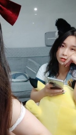 极品高颜冷艳御姐，反差小妈感女主播「金刚护撸娃」「小奶猫」密码房激情淫语撩骚，和姐妹下海大秀，互舔互口假鸡巴互插 截图3