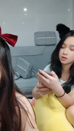极品高颜冷艳御姐，反差小妈感女主播「金刚护撸娃」「小奶猫」密码房激情淫语撩骚，和姐妹下海大秀，互舔互口假鸡巴互插 截图4