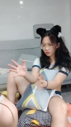 极品高颜冷艳御姐，反差小妈感女主播「金刚护撸娃」「小奶猫」密码房激情淫语撩骚，和姐妹下海大秀，互舔互口假鸡巴互插 截图15