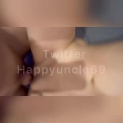 极品母狗人妻【happyuncle69】淫乱盛宴，各种3p 绿帽ntr sm滴蜡 灌肠肛交 操喷内射都有 甚至操屁眼都能操喷 截图11