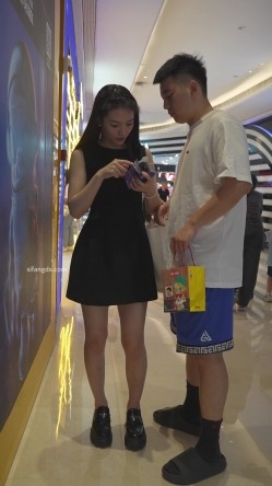 宽松黑裙美女逛街 无痕窄内靠栏杆被前后CD 截图1