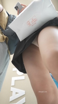 宽松黑裙美女逛街 无痕窄内靠栏杆被前后CD 截图7