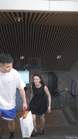 宽松黑裙美女逛街 无痕窄内靠栏杆被前后CD 截图9