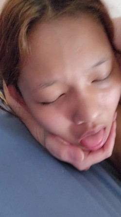身材苗条少数民族美少女露脸啪啪自拍，与同居男友各种激情造爱 截图2
