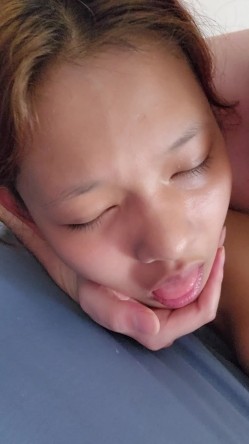 身材苗条少数民族美少女露脸啪啪自拍，与同居男友各种激情造爱 截图3