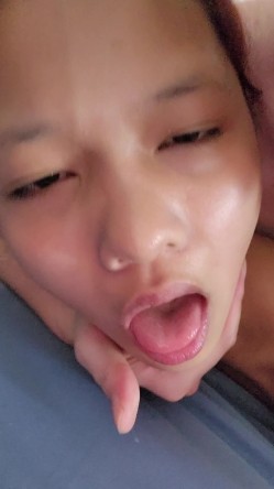 身材苗条少数民族美少女露脸啪啪自拍，与同居男友各种激情造爱 截图9
