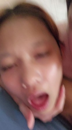 身材苗条少数民族美少女露脸啪啪自拍，与同居男友各种激情造爱 截图10