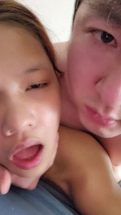 身材苗条少数民族美少女露脸啪啪自拍，与同居男友各种激情造爱 截图12