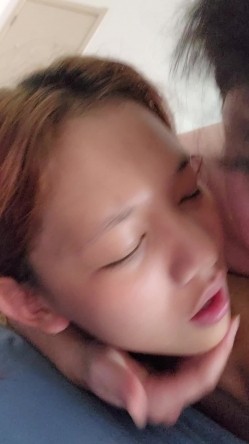 身材苗条少数民族美少女露脸啪啪自拍，与同居男友各种激情造爱 截图14
