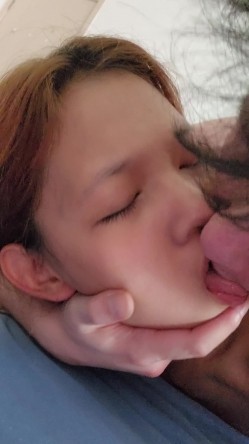 身材苗条少数民族美少女露脸啪啪自拍，与同居男友各种激情造爱 截图16