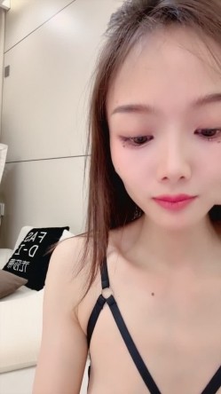 御姐【宝宝哦】175模特级别身材.明星的脸庞 这个腿是真爽 超强一字马 晚上我要大战三百回合 撸到屌断 截图3