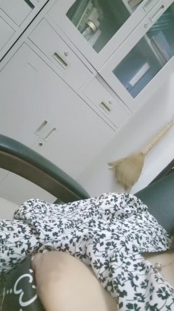 办公室里的骚母狗，上班期间闲的发骚脱了裙子刺激狼友，揉奶玩逼看特写，听狼友指挥抠逼浪叫，精彩不要错过 截图2