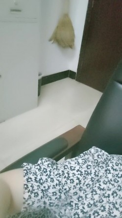 办公室里的骚母狗，上班期间闲的发骚脱了裙子刺激狼友，揉奶玩逼看特写，听狼友指挥抠逼浪叫，精彩不要错过 截图10