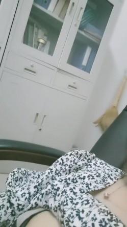 办公室里的骚母狗，上班期间闲的发骚脱了裙子刺激狼友，揉奶玩逼看特写，听狼友指挥抠逼浪叫，精彩不要错过 截图13