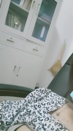 办公室里的骚母狗，上班期间闲的发骚脱了裙子刺激狼友，揉奶玩逼看特写，听狼友指挥抠逼浪叫，精彩不要错过 截图14