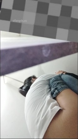穿红色耐克的小黑逼学生妹，屁股蹲的太低了抄不到底，只能前拍她 截图2