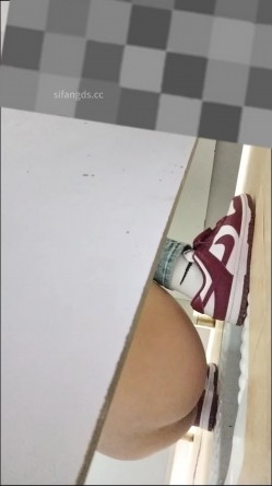 穿红色耐克的小黑逼学生妹，屁股蹲的太低了抄不到底，只能前拍她 截图3