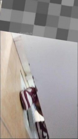 穿红色耐克的小黑逼学生妹，屁股蹲的太低了抄不到底，只能前拍她 截图4