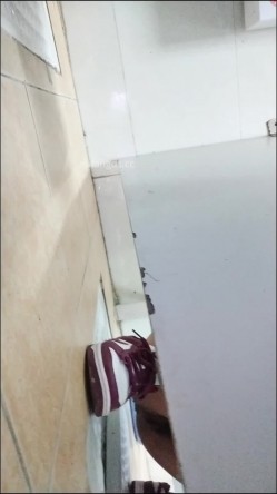 穿红色耐克的小黑逼学生妹，屁股蹲的太低了抄不到底，只能前拍她 截图6