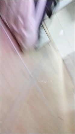 穿红色耐克的小黑逼学生妹，屁股蹲的太低了抄不到底，只能前拍她 截图12