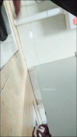 穿红色耐克的小黑逼学生妹，屁股蹲的太低了抄不到底，只能前拍她 截图13