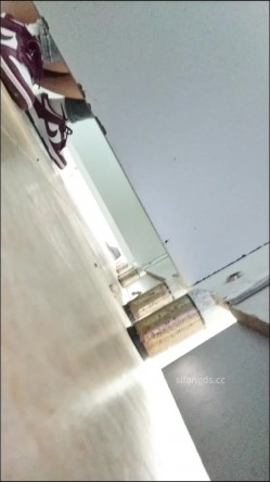 穿红色耐克的小黑逼学生妹，屁股蹲的太低了抄不到底，只能前拍她 截图16