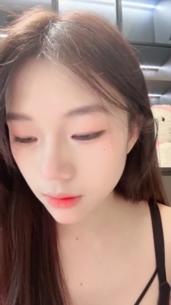 新人学生妹 热舞女神【黎巴啦呀】美乳挺胸~激情裸舞自慰喷水一字马跪地沐浴完美G奶热舞+自慰 截图1