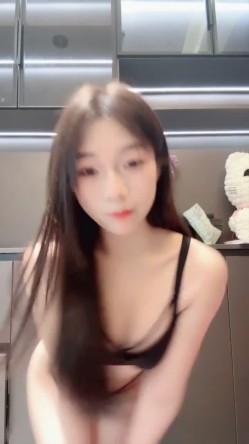 新人学生妹 热舞女神【黎巴啦呀】美乳挺胸~激情裸舞自慰喷水一字马跪地沐浴完美G奶热舞+自慰 截图2